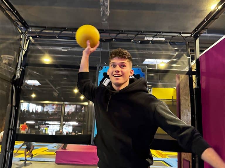 Cageball v trampolin parku