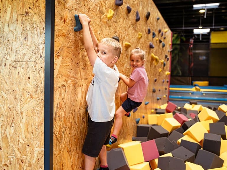 Jama s penami v WOOP! trampolin parku