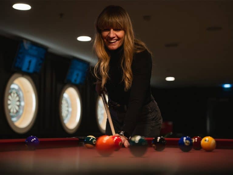 Igranje biljarda v WOOP! Backstagu
