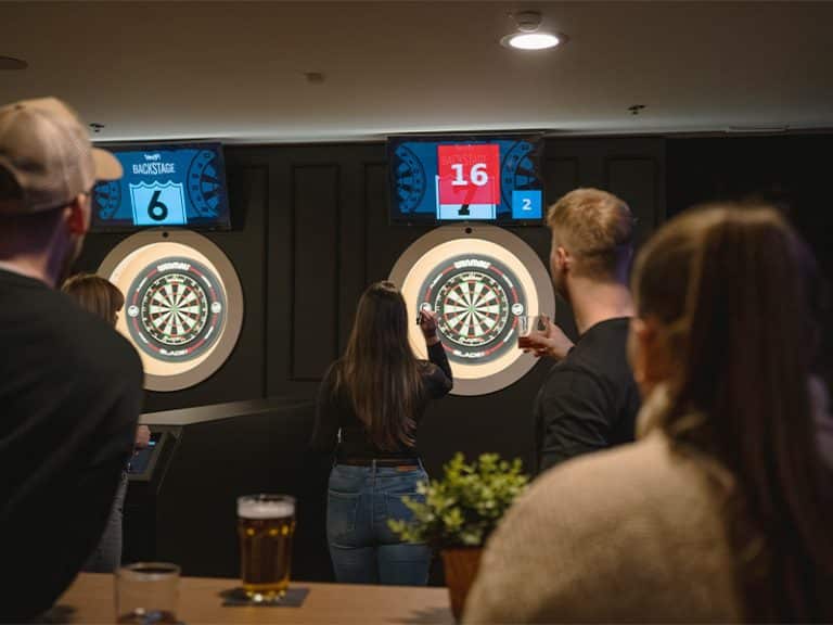 Igranje pikada v WOOP! Backstagu